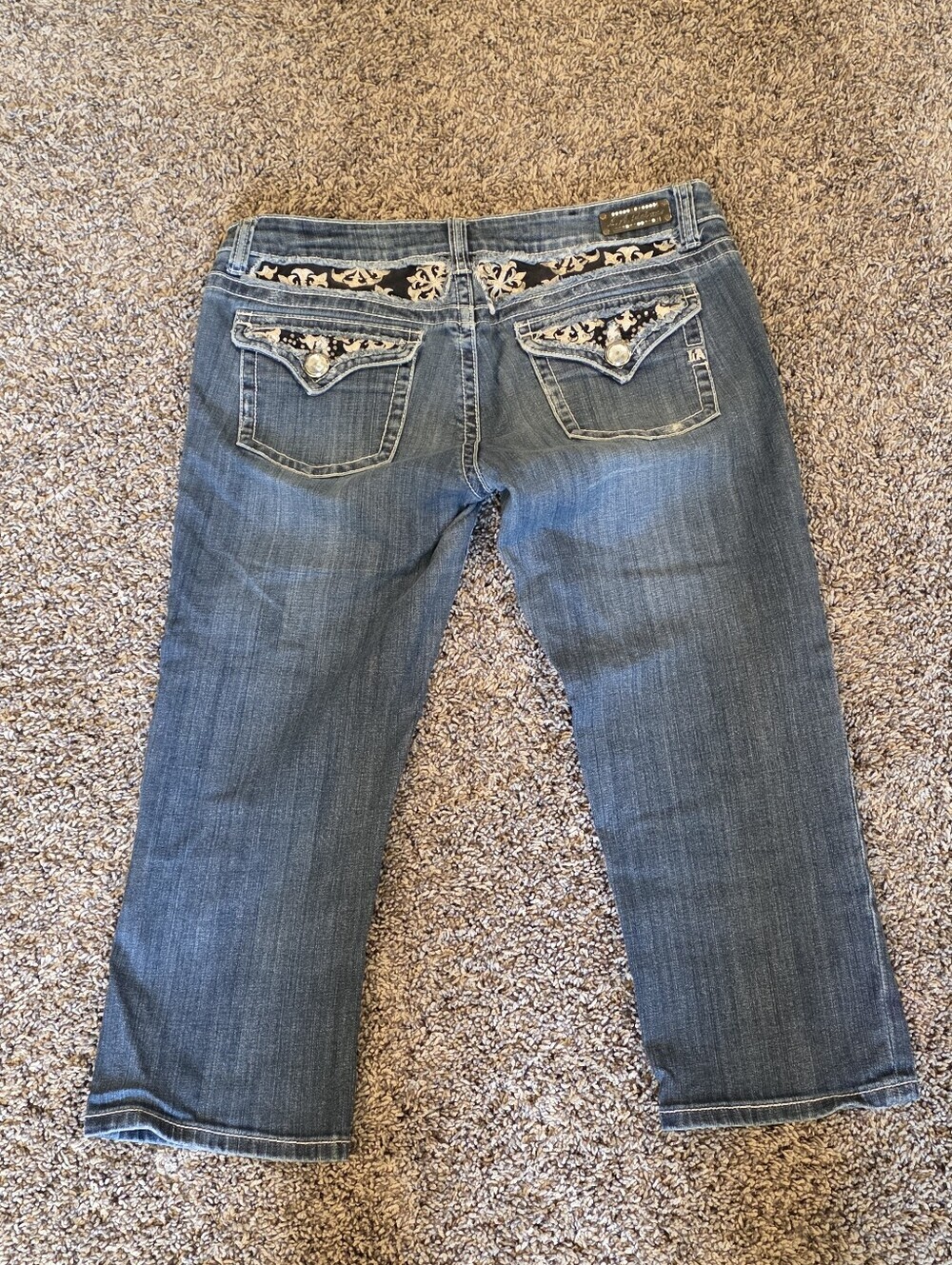 LA IDOL Embroidered Pocket Capri Sz 11